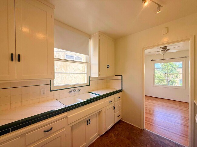Building Photo - 4821 Del Mar Ave