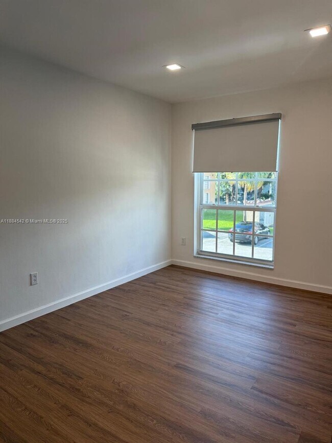 Building Photo - 10794 N Kendall Dr