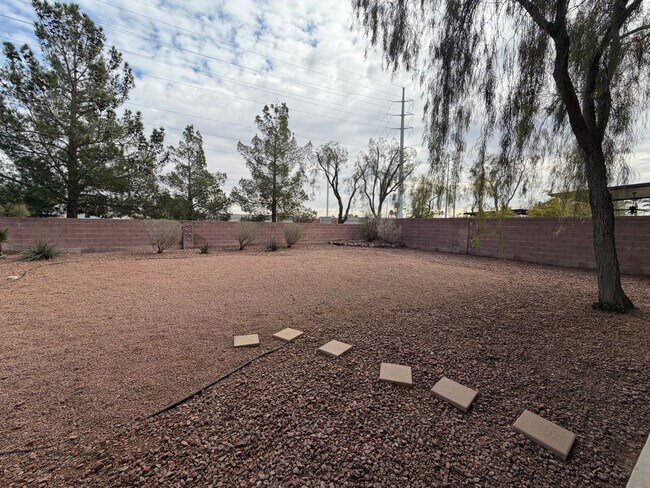 Building Photo - Spacious 4 bedroom