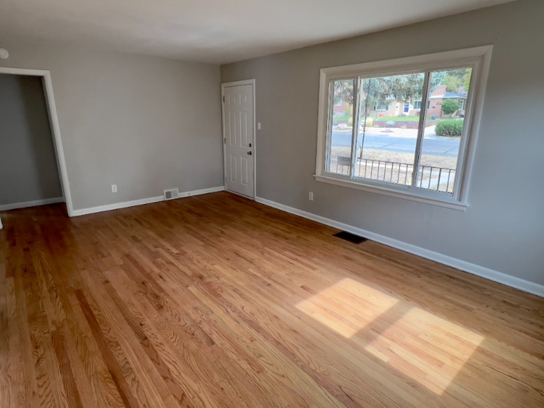 Building Photo - 1124 N Meade Ave