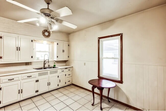Building Photo - 2 Bedroom Full of Character