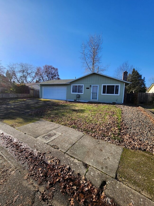 Building Photo - 3 Bedroom Home Excellent Location Near Schools