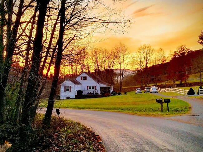 Primary Photo - Quaint Country Cottage On Large Lot Near D...