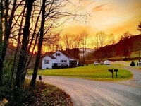 Building Photo - Quaint Country Cottage On Large Lot Near D...