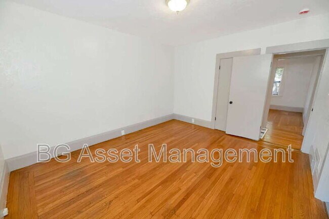 Building Photo - 3808 Lakeshore Ave