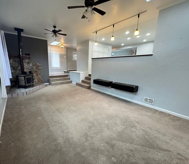 Building Photo - Spacious Private Oasis - 3 Bedroom 2 Bathr...