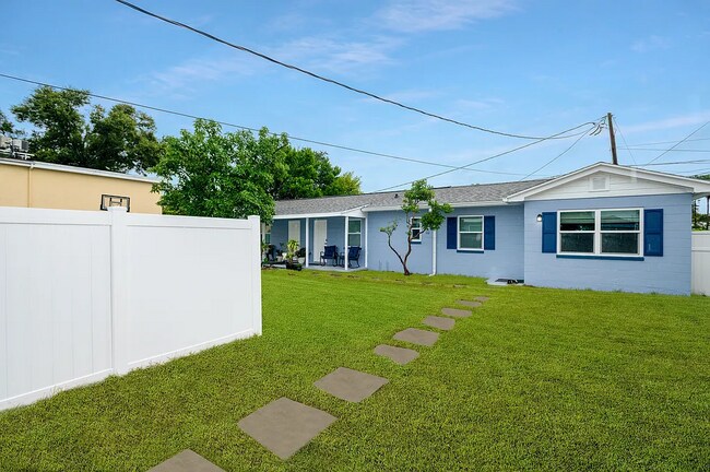 Building Photo - 401 S Mars Ave