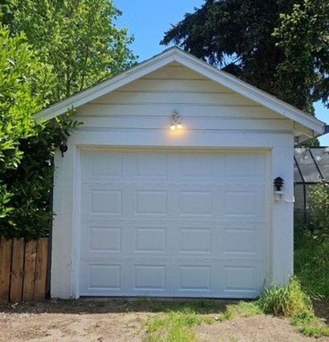 Building Photo - 4Bd/2Ba Two Story House-Available soon