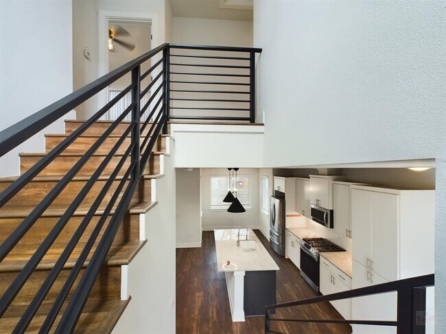 Building Photo - 1402 W 51st St