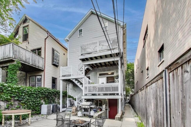 Building Photo - 1229 W Wellington Ave