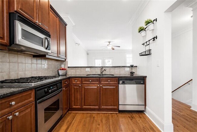 Building Photo - 5490 Glenridge Park NE