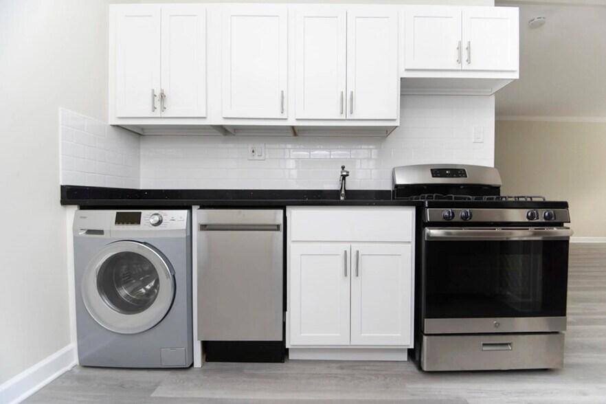 Building Photo - 648 W Roscoe St