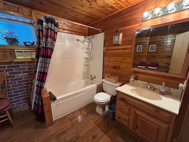 Building Photo - Beautiful Furnished 2 Bedroom Basement Apa...