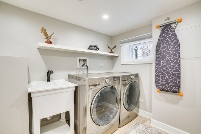 Building Photo - 6242 N Kenmore Ave