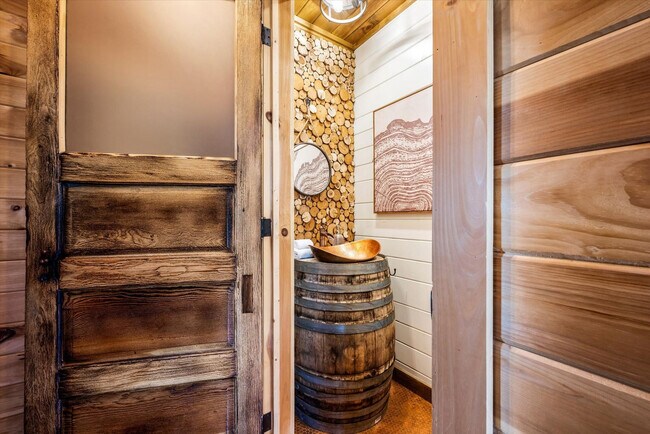 Building Photo - 208 Tunnel Ridge Dr