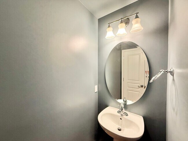 Building Photo - Charming 3BD, 2.5BA Raleigh Townhome with a Fenced Yard Near Shopping, Dining, Interstates, and R...