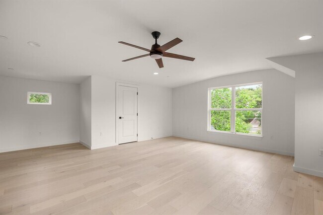 Building Photo - 5305 Ledesma Rd