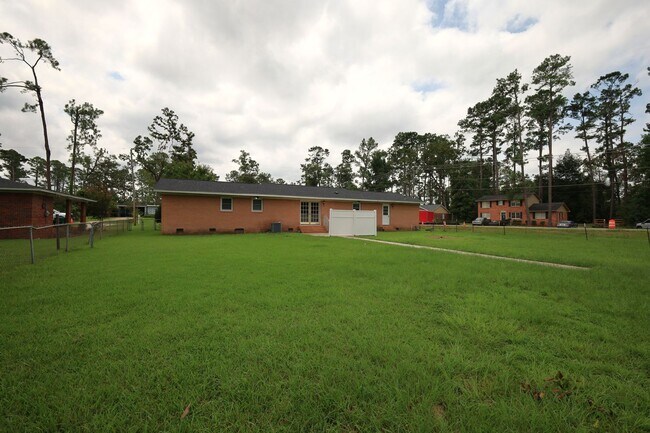 Building Photo - 910 Maplewood Dr