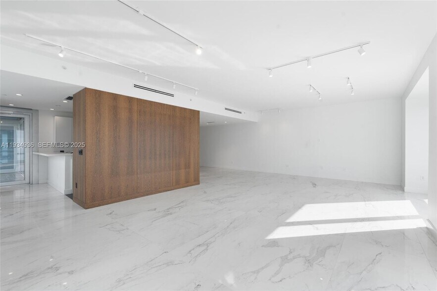 Building Photo - 1425 Brickell Ave