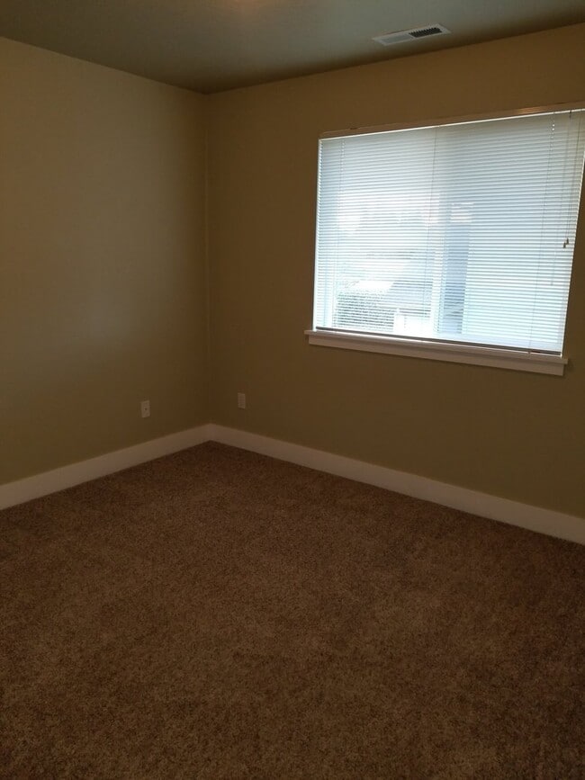 Building Photo - Make this house your home!