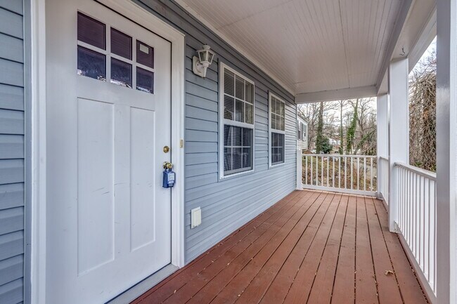 Building Photo - Prime UVA Location – 3BR/2.5BA Duplex Near UVA & Hospital