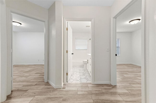 Building Photo - 5606 NW 109th Way