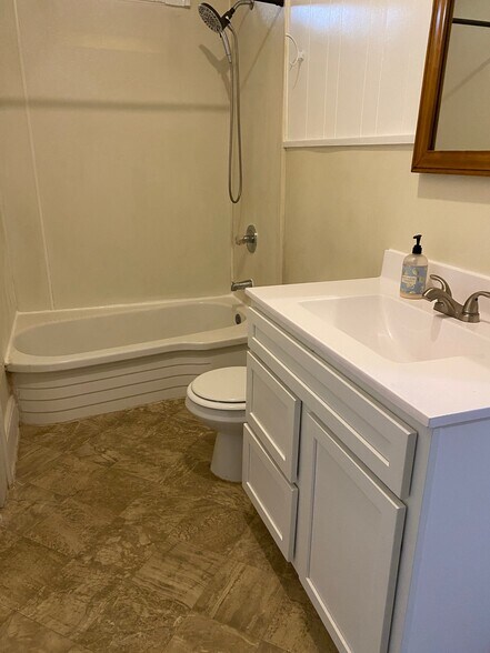 Building Photo - 220 W End Blvd