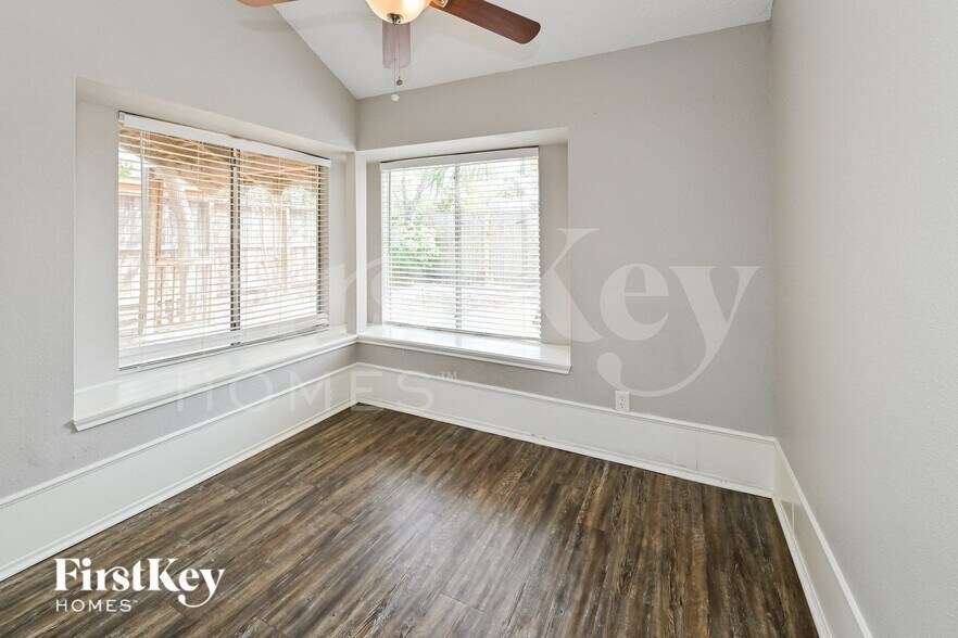 Building Photo - 11811 Meadowchase Dr