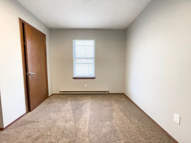 Building Photo - 2213 E Memorial Dr