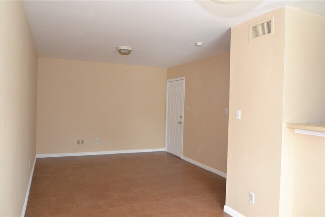 Building Photo - 304 Dell Ct