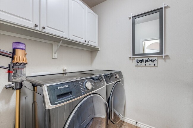 Building Photo - 9412 Fenway Dr