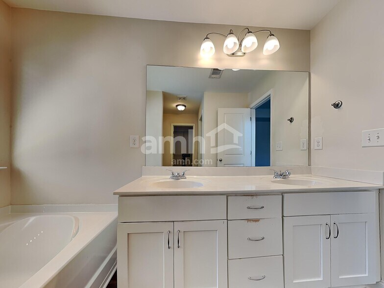 Building Photo - 2750 Freemont St