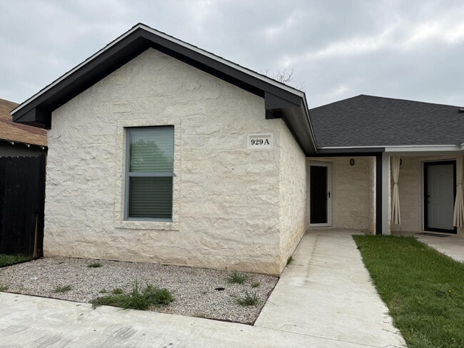 Building Photo - Charming 3-Bedroom, 2-Bath Duplex in Waco ...