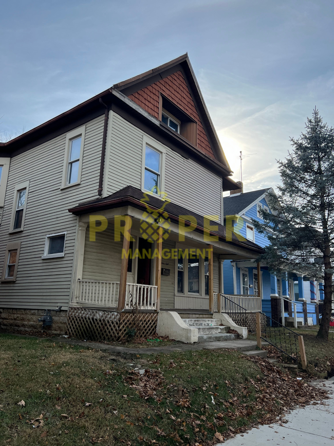 Building Photo - 3 bedrooms 2 full bathrooms