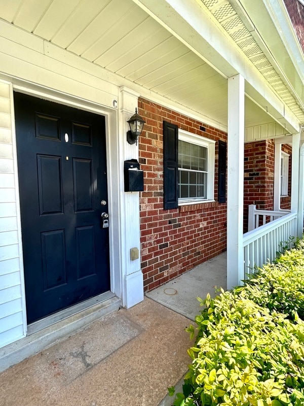 Building Photo - 1215 Green Oaks Ln
