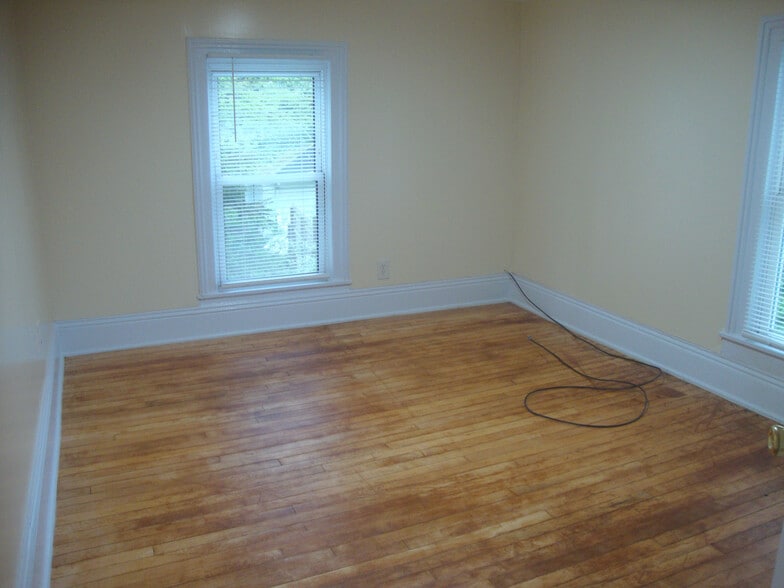 Second bedroom from doorway. - 351 W Currant St