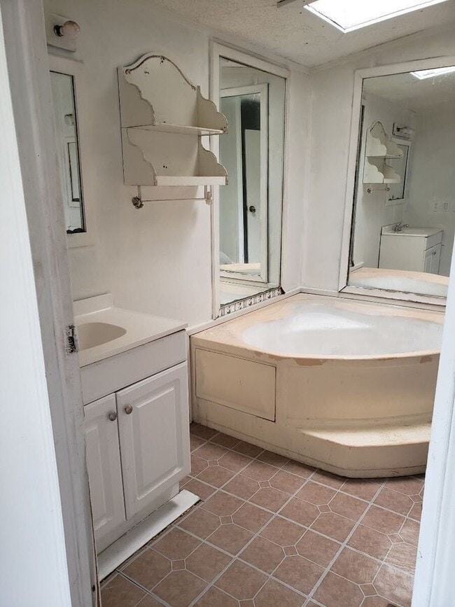 Building Photo - APPROVED SECTION 8 VOUCHERS ONLY! Rent thi...