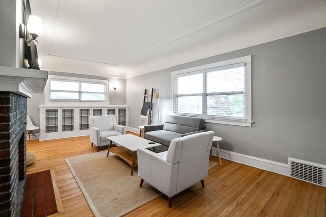 Building Photo - Rare quality UWM Flat , Walk to Campus!