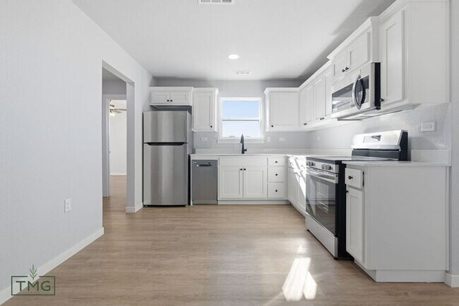 Building Photo - Newly Remodeled 2 Bed Duplex – Prime Broken Arrow Location!