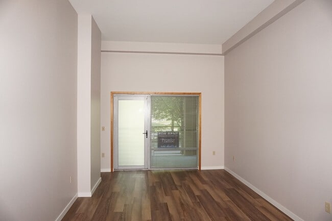 Building Photo - 701 Columbia St