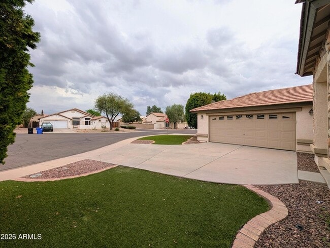 Building Photo - 15748 W Paradise Ln