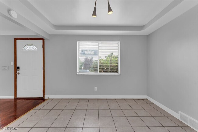 Building Photo - 10725 Vernon Ave