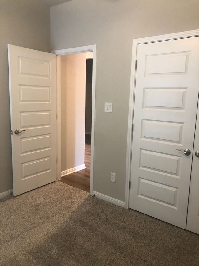 Building Photo - -=Available April 2026=-  4BR/2BA w/ Fenced Yard + Covered Parking in Hutto, TX