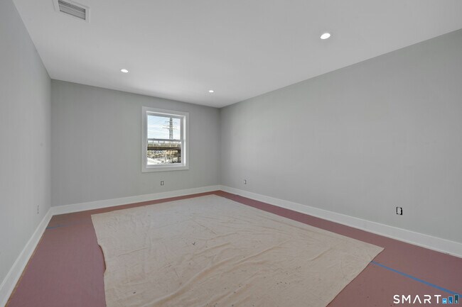 Building Photo - 20 Bouton St