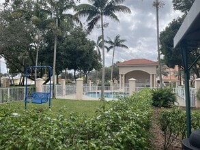 Building Photo - 8831 S Isles Cir