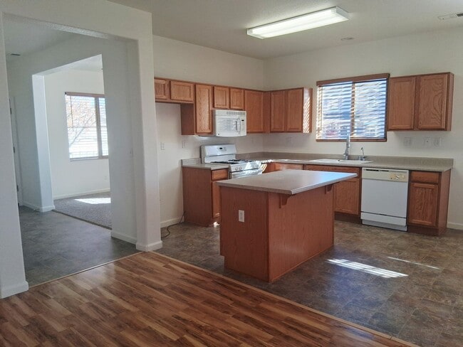 Building Photo - Great 3 Bedroom in Sutro Area