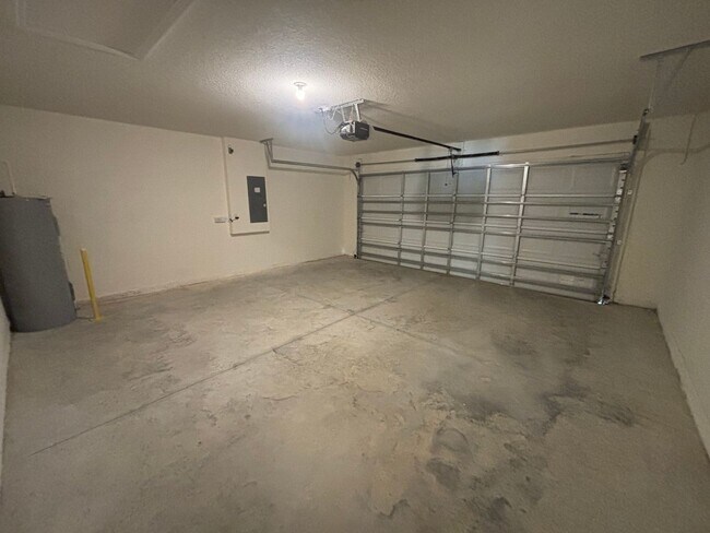 Building Photo - Greystone Hills - 3/2/2 ***Won't Last***