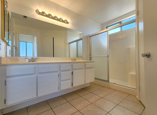 Building Photo - Spacious 4 Bedroom, 2 Bath, Single-Story H...