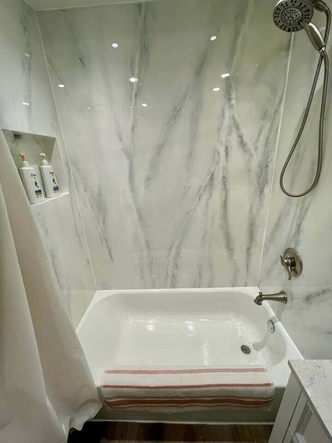 Building Photo - 160 1/2 W Mound St