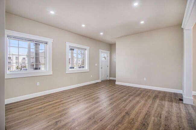 Building Photo - 6 Maple Vlg Ct